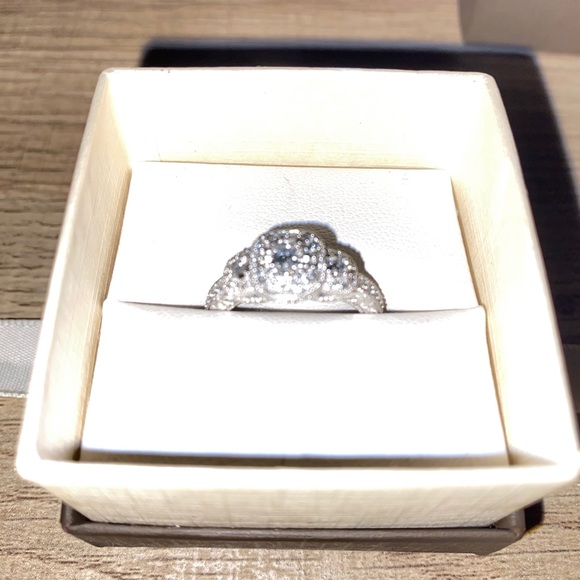 ENGAGMENT RING - Picture 2 of 9